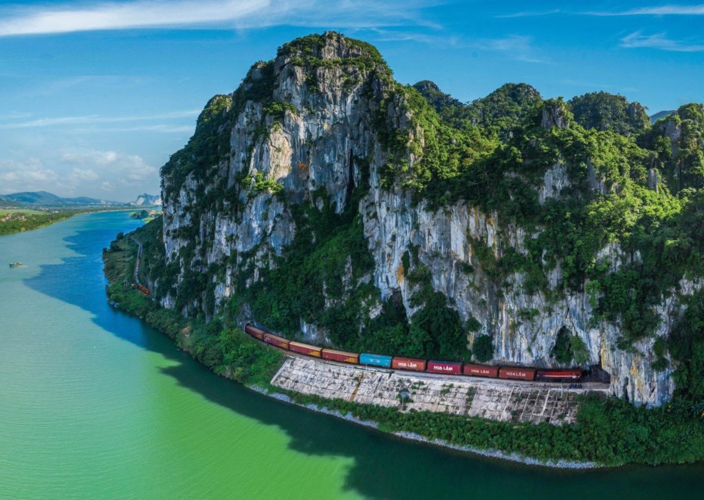 Chuyến tàu du lịch Huế Phong Nha
